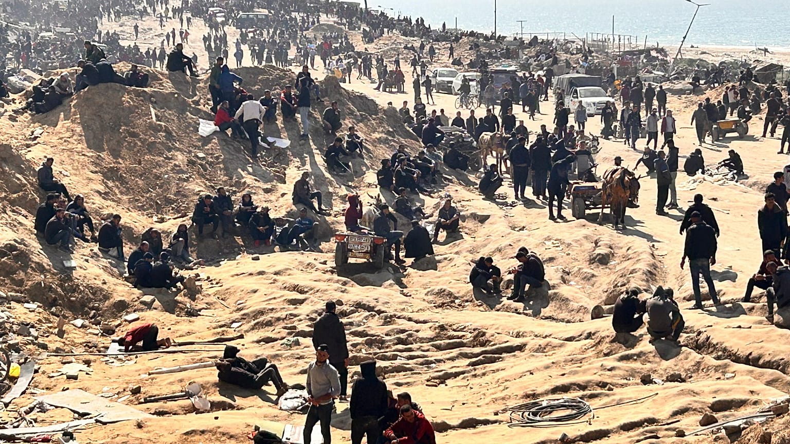 فلسطينيون ينتظرون حصولهم على المساعدات 