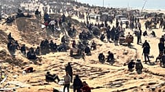 فلسطينيون ينتظرون حصولهم على المساعدات 