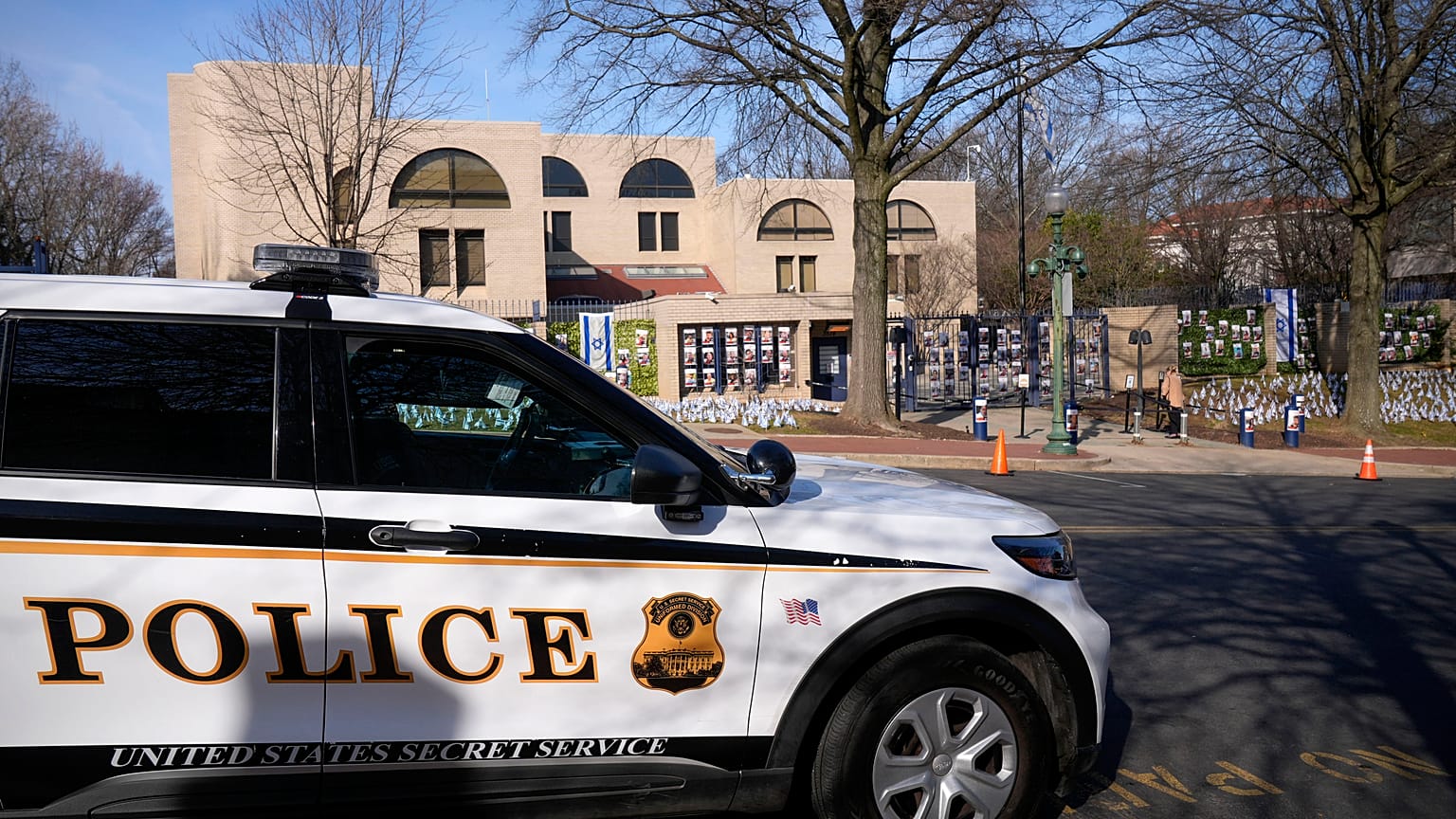 Un coche del Servicio Secreto de EE.UU., estacionado este lunes por fuera de la embajada de Israel en Washington