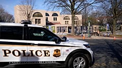 Un coche del Servicio Secreto de EE.UU., estacionado este lunes por fuera de la embajada de Israel en Washington
