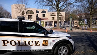 Un coche del Servicio Secreto de EE.UU., estacionado este lunes por fuera de la embajada de Israel en Washington