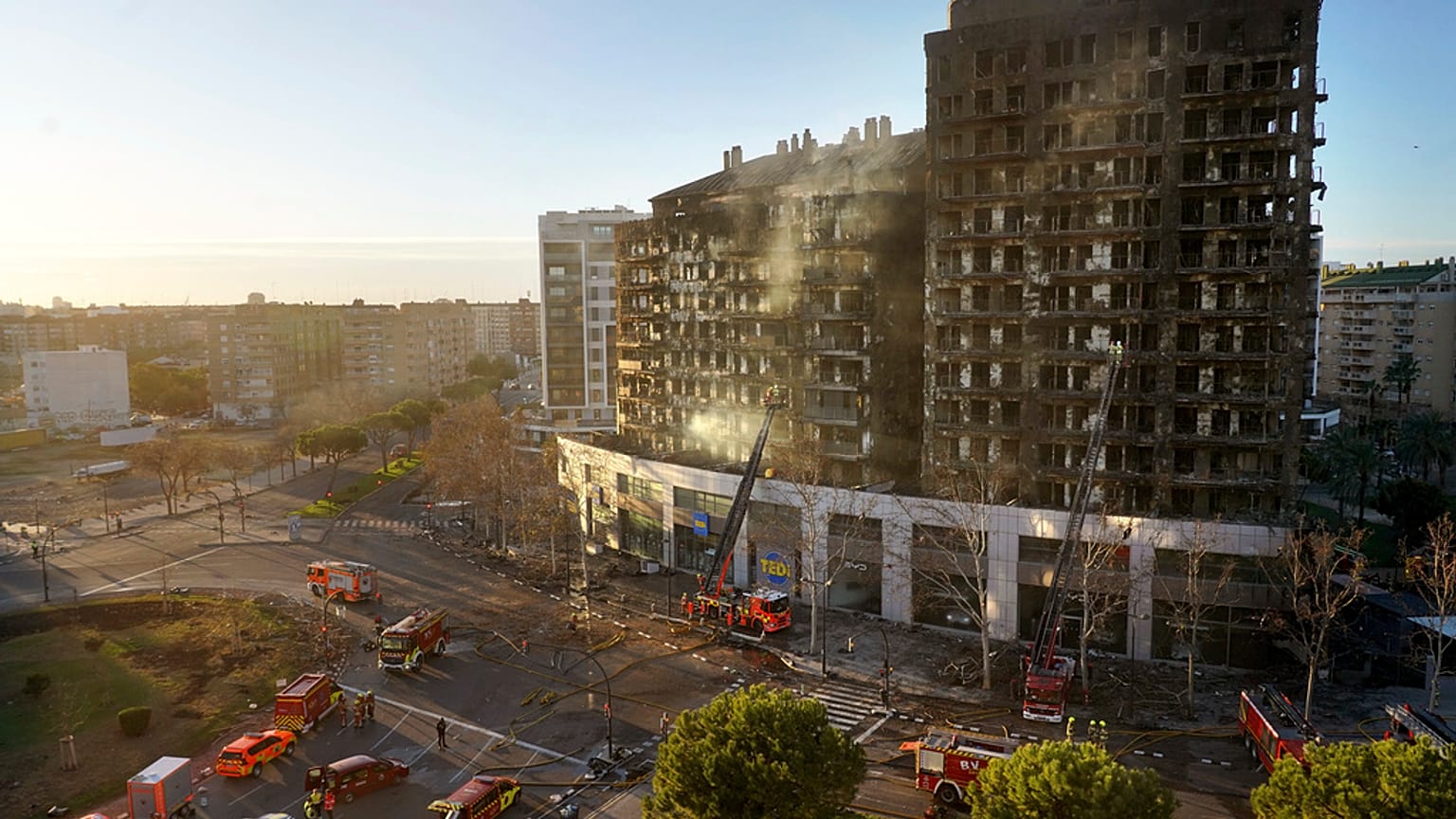 Edificio quemado en Valencia.