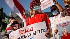 Eine kleine Demonstration gegen den belarussischen Präsidenten Alexander Lukaschenko vor dem Europäischen Parlament in Brüssel am 15. September 2020 