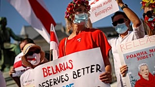 Pessoas gritam slogans durante um pequeno protesto contra o presidente bielorrusso Alexander Lukashenko em frente ao Parlamento Europeu em Bruxelas, em 15 de setembro de 2020.