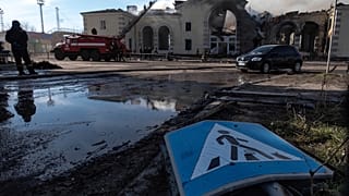A tűzoltók napközben is dolgoztak még a légicsapások után