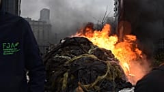 Manifestantes encienden fogatas durante una manifestación de agricultores en Bruselas, el 26 de febrero de 2024. ​