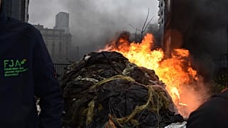 Manifestantes encienden fogatas durante una manifestación de agricultores en Bruselas, el 26 de febrero de 2024. ​