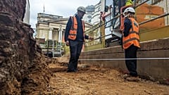 Les archéologues discutent des derniers détails de la planification des fouilles à la National Gallery's Jubilee Walk.