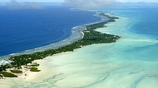 Pasifik'te yer alan Kiribati'ye ait ana Tarawa Adası'ndan hava görünümü (arşiv)