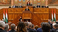 Az országgyűlés hétfői, plenáris ülésén