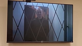 Алексей Навальный выступает по видеосвязи из колонии во время одного из судебных заседаний