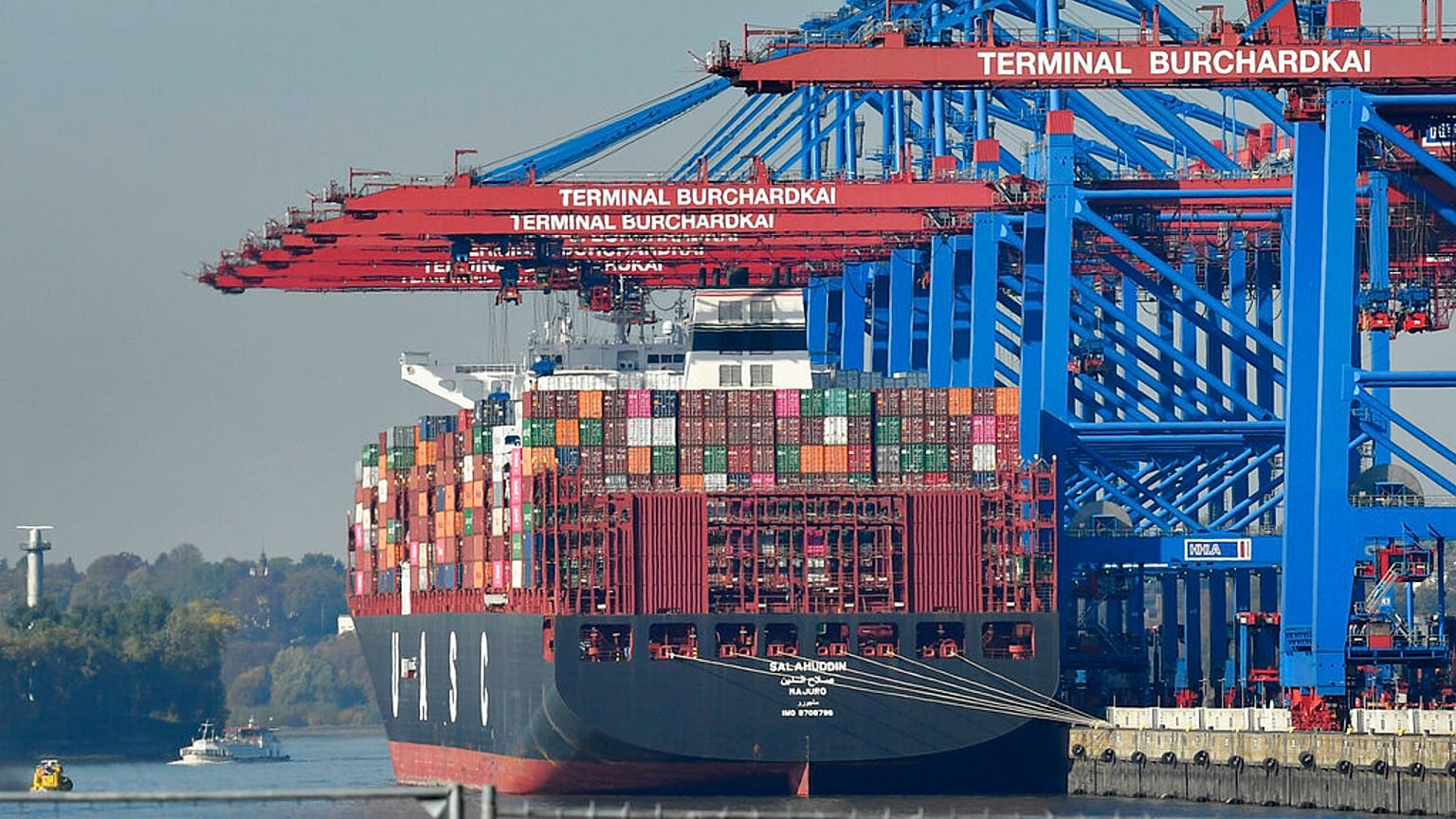 Archiv. Auf diesem Foto vom Montag, 15. Oktober 2018, wird ein Containerschiff im Hafen von Hamburg beladen.