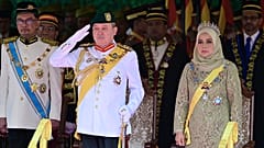  السلطان الملياردير، حاكم ولاية جوهور في ماليزيا ابراهيم اسكندر إلى جانب الملكة رجا زاريث صوفيا 