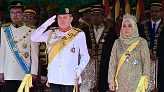  السلطان الملياردير، حاكم ولاية جوهور في ماليزيا ابراهيم اسكندر إلى جانب الملكة رجا زاريث صوفيا 
