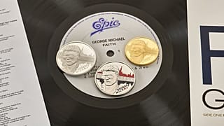 Moedas comemorativas com o rosto de George Michael