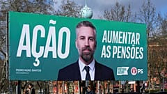 Le leader du parti socialiste Pedro Nuno Santos est affiché sur un panneau de campagne électorale à Lisbonne, lundi 26 février 2024.