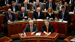 Macar Başbakan Orban ve yardımcısı İsveç'in üyeliğini oylarken