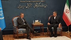رافائل گروسی، مدیرکل آژانس بین‌المللی انرژی اتمی (چپ)، با محمد اسلامی، رئیس سازمان اتمی ایران