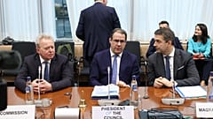 Ο επίτροπος Γεωργίας της ΕΕ Janusz Wojciechowski και ο υπουργός Γεωργίας του Βελγίου David Clarinval συναντήθηκαν με τους αγρότες μετά την υπουργική συνάντηση στις Βρυξέλλες.