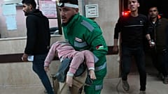 جرحي يصلون إلى مستشفى الأقصى في دير البلح في غزة. 2024/02/23