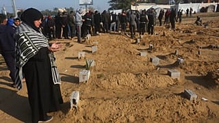Una mujer palestina reza por un familiar muerto en el bombardeo israelí de la Franja de Gaza en Jan Yunis el lunes 26 de febrero de 2024.