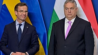 Ulf Kristersson svéd miniszterelnök (balra) és magyar kollégája, Orbán Viktor pózolnak a budapesti karmelita kolostorban 2024. február 23-án, pénteken.