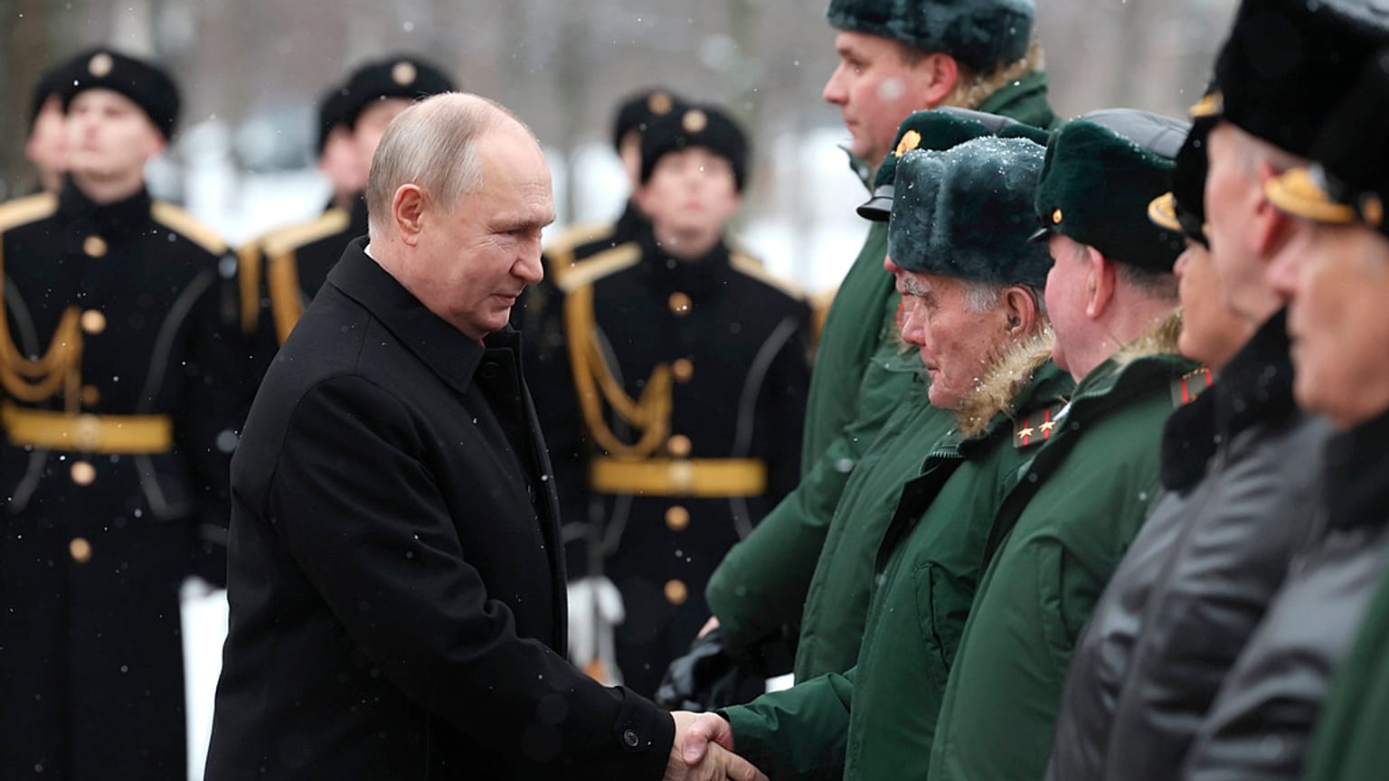 Putin saluda a los veteranos del Ejército ruso. 