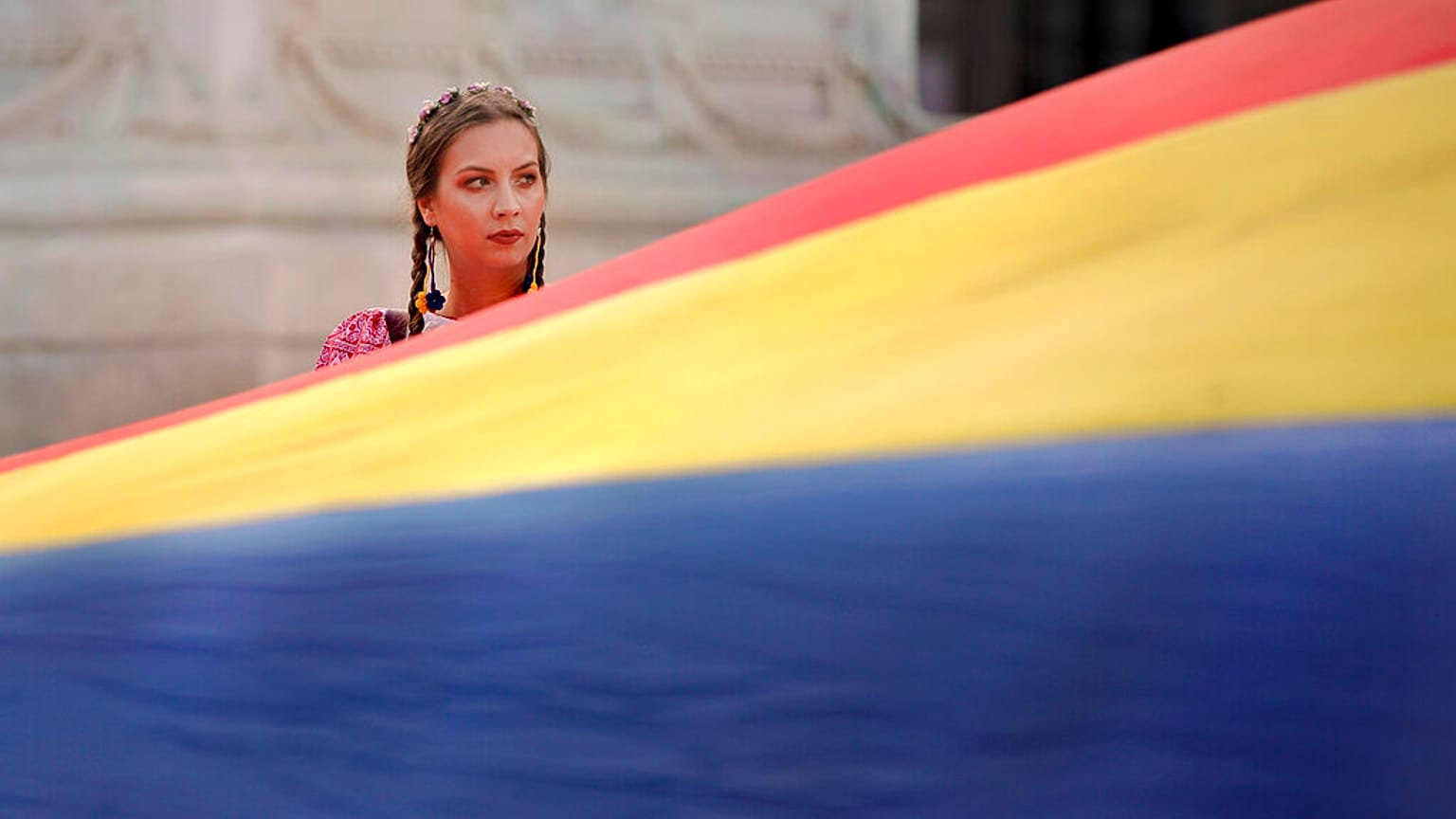 Eine Frau hält eine rumänische Flagge am den Tag der Nationalhymne in Bukarest, den 29. Juli 2019.