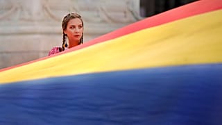Eine Frau hält eine rumänische Flagge am den Tag der Nationalhymne in Bukarest, den 29. Juli 2019.