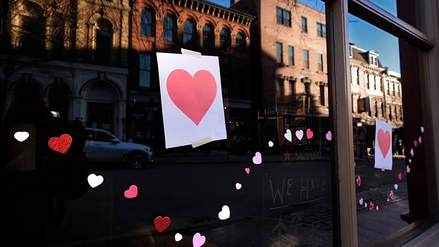 Corações do Dia dos Namorados decoram uma montra na Exchange Street, quarta-feira, 14 de fevereiro de 2024, em Portland, Maine. 