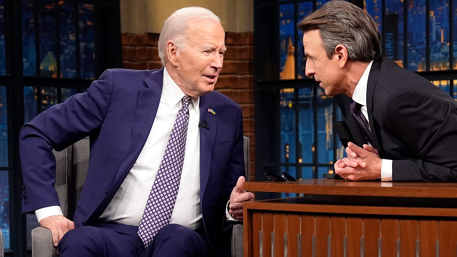 الرئيس جو بايدن يتحدث مع سيث مايرز أثناء تسجيل برنامج “Late Night with Seth Meyers”