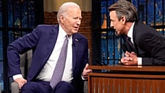الرئيس جو بايدن يتحدث مع سيث مايرز أثناء تسجيل برنامج “Late Night with Seth Meyers”