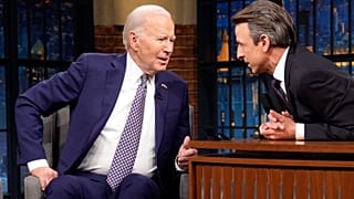 الرئيس جو بايدن يتحدث مع سيث مايرز أثناء تسجيل برنامج “Late Night with Seth Meyers”