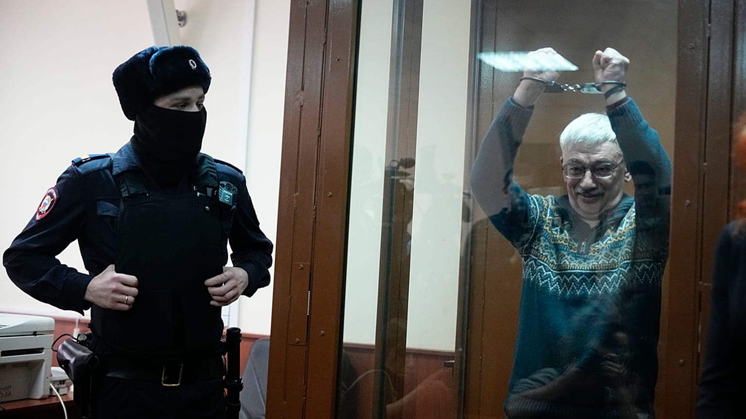 Ο Ολεγκ Ορλόφ, εκ των επικεφαλής της οργάνωσης Memorial για την υπεράσπιση των ανθρωπίνων δικαιωμάτων σε δίκη στη Ρωσία