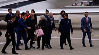 Família de italianos, que esteve dois anos em cativeiro no Mali, regressa a Roma