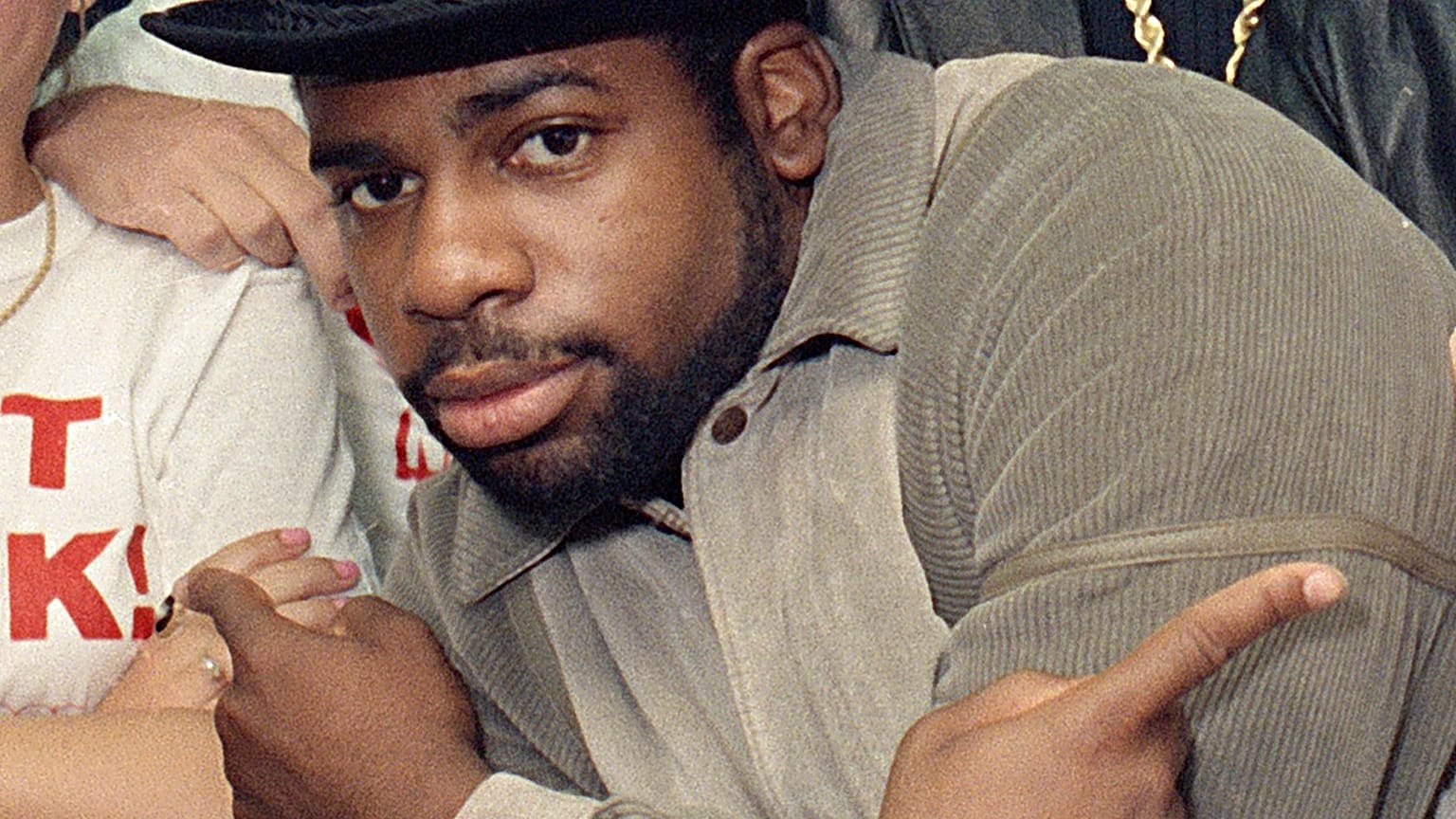 Run-D.M.C.'s Jason Mizell, Jam-Master Jay, poses with teenagers gathered at New York's Madison Square Garden, 7 Oct. 1986, in New York. 