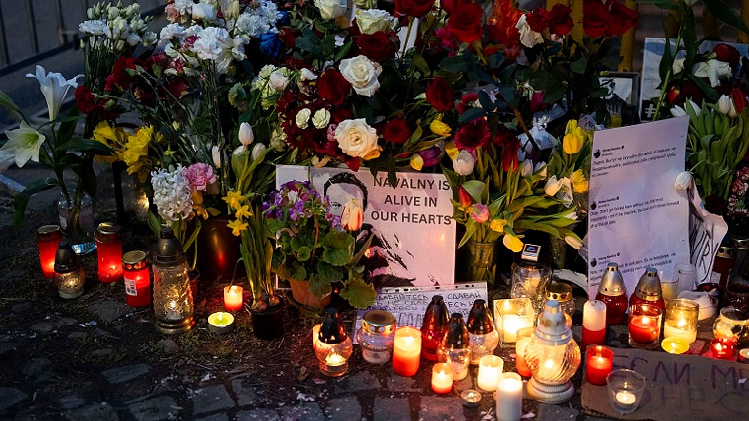 Homenaje al líder opositor Alexéi Navalni frente a la Embajada de Rusia en Budapest