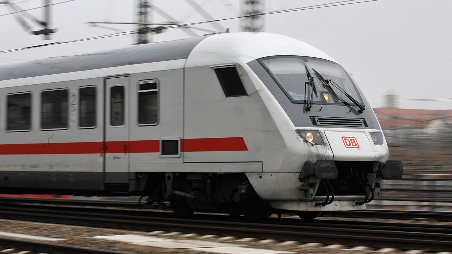 Német személyvonat érkezik a drezdai főpályaudvarra 2009. március 30-án