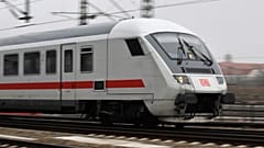 Német személyvonat érkezik a drezdai főpályaudvarra 2009. március 30-án