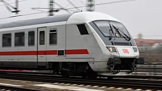 Német személyvonat érkezik a drezdai főpályaudvarra 2009. március 30-án