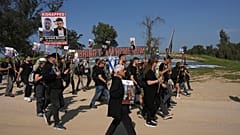 Familien von Geiseln, die im Gazastreifen festgehalten werden, haben einen Marsch vom Süden Israels nach Jerusalem gestartet, um die Freilassung ihrer Angehörigen zu fordern.