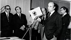 Ο Γ. Κωστόπουλος, παρουσιάζει το νέο σήμα της Τράπεζας Πίστεως, 1972 