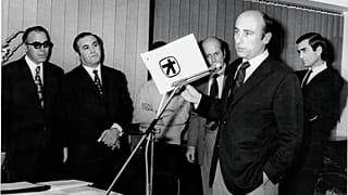 Ο Γ. Κωστόπουλος, παρουσιάζει το νέο σήμα της Τράπεζας Πίστεως, 1972 