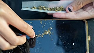 عکس تزئیتی از مصرف ماری‌جوانا