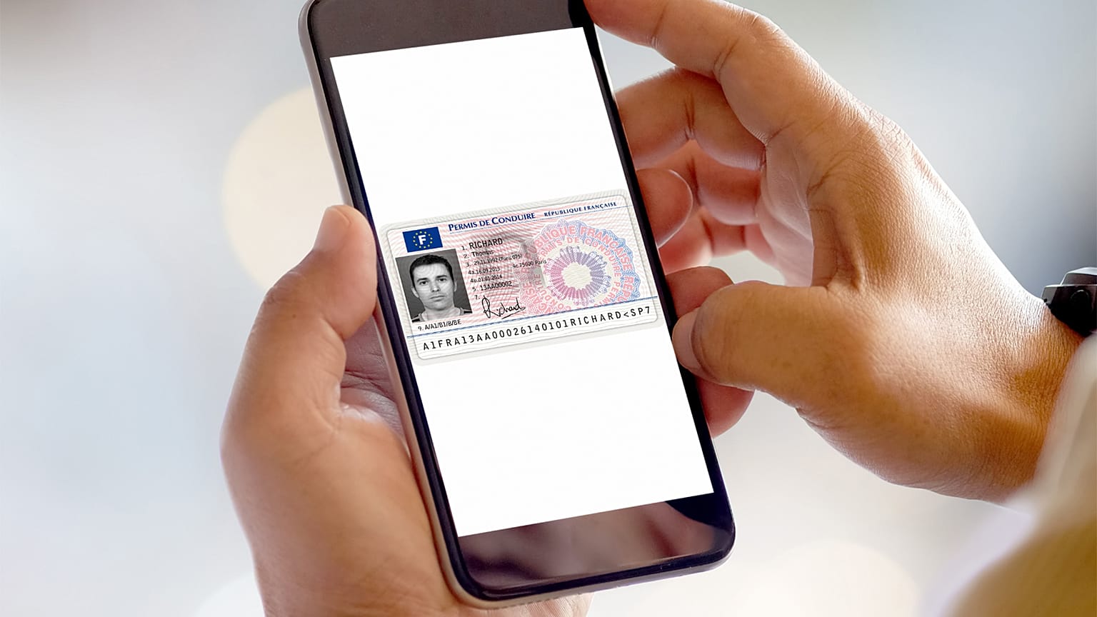 Водительские права будут доступны в мобильном телефоне