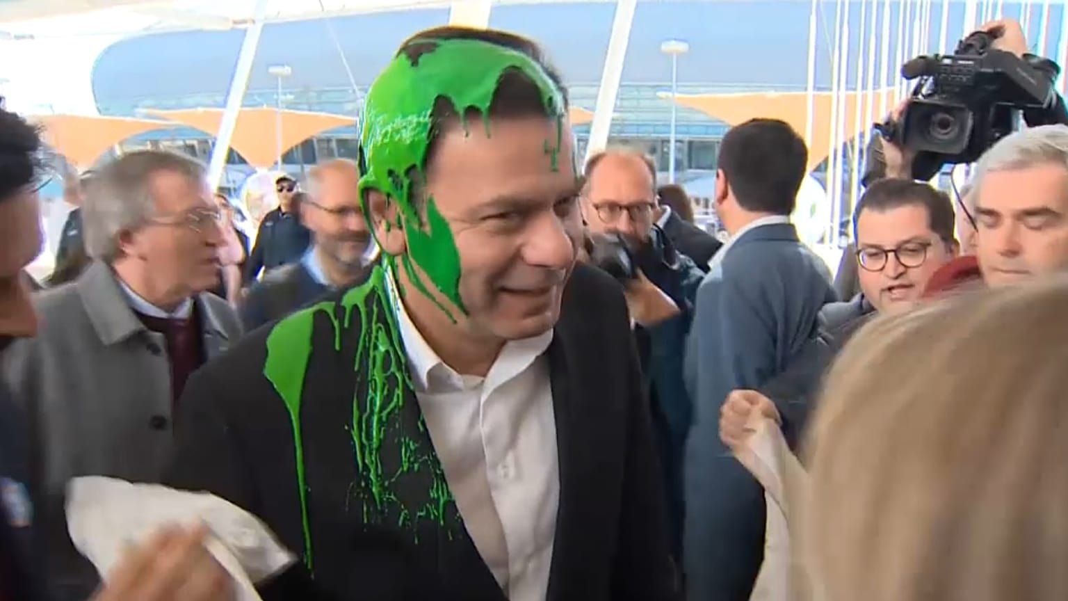 Il leader del Partito Socialdemocratico Luís Montenegro imbrattato di vernice