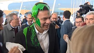 Il leader del Partito Socialdemocratico Luís Montenegro imbrattato di vernice