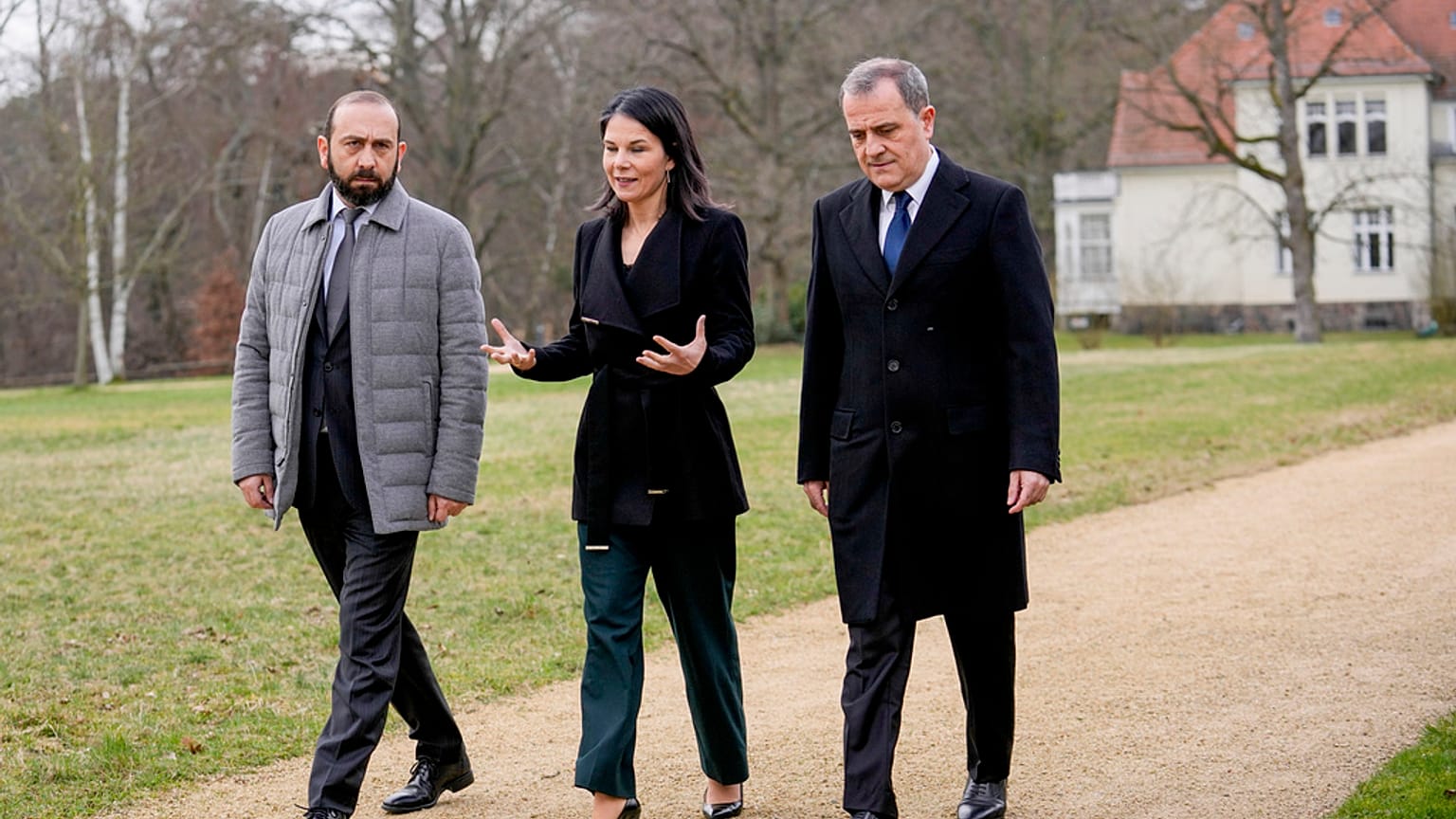 Deutschland hat Armenien und Aserbaidschan zu Friedensverhandlungen nach Berlin eingeladen. 