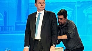 ناشط مناخي يلقي  الطلاء على زعيم الحزب البرتغالي لويس مونتينيغر