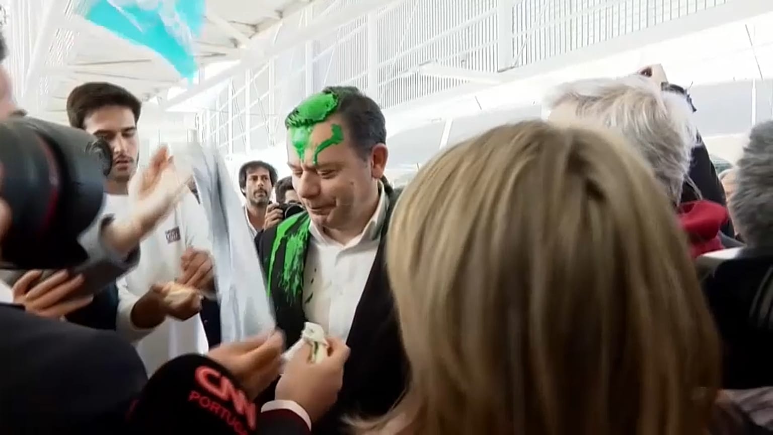 Der Vorsitzende der portugiesischen Sozialdemokratische Partei (PSD), Luís Montenegro, wurde von einem Klimaaktivisten mit grüner Farbe beschmiert.